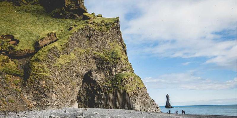 让AI根据我的购物记录，撰写一部关于“我”的微型讽刺小说
