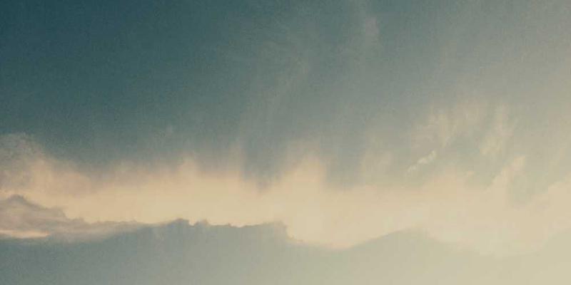 一块被用作镇纸的普通石头,背景是一排书架