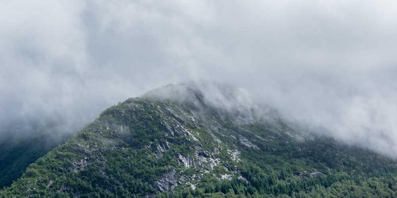 一面破碎的镜子，散落着各种颜色的碎片，背景是一片深邃的星空，寓意着心灵的探索与成长
