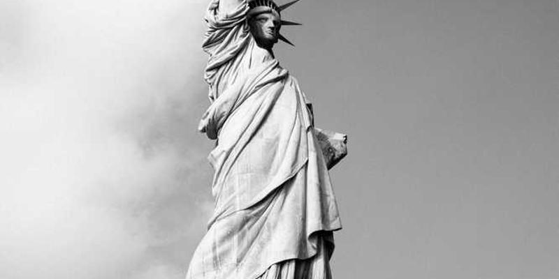 一位年轻人戴着时尚的隐形眼镜，背景是现代化的城市景观，展现眼镜作为时尚和文化载体的意义