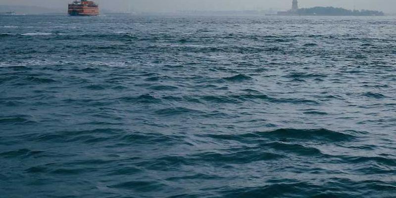 一位员工坐在工位上，轻轻抬起头部，进行颈部伸展