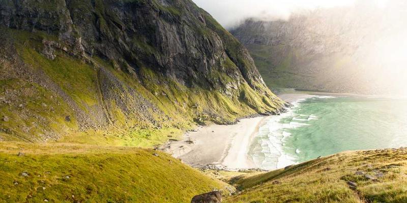 分析社交媒体“九宫格”图片排列的叙事逻辑与美学强迫症