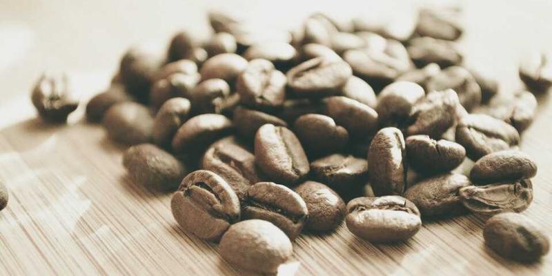 展示一道融合了中、西、日、韩等多国菜系的菜肴,色彩斑斓,引人食欲