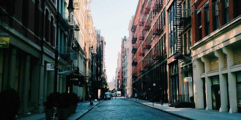 AI创作了一部互动小说，其中的角色意识到自己被困在叙事里，并向“我”（玩家）求救