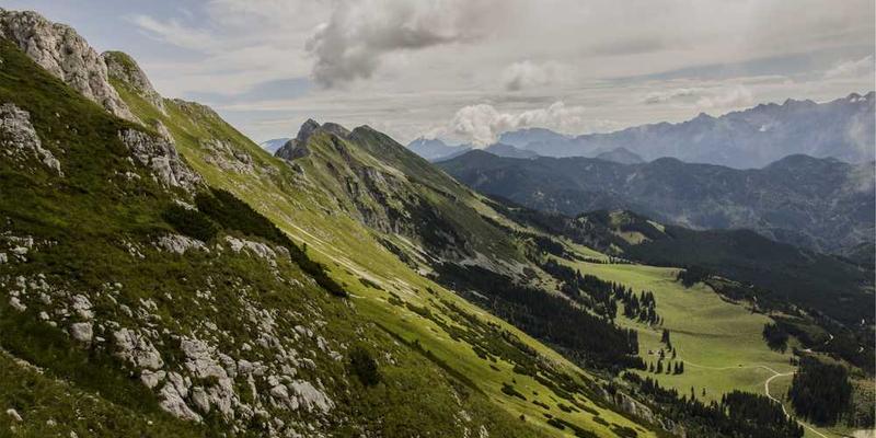 女子手持编织好的“成长绳”,眼神坚定,背景为窗外的风景