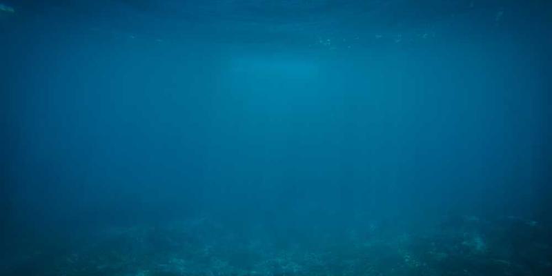 一群工程师在会议室讨论项目，背景显示着复杂的机械图纸和显示屏，体现协同制造的智慧。说明：这张图片展示了协同制造团队讨论项目的场景，突显了团队协作的重要性。