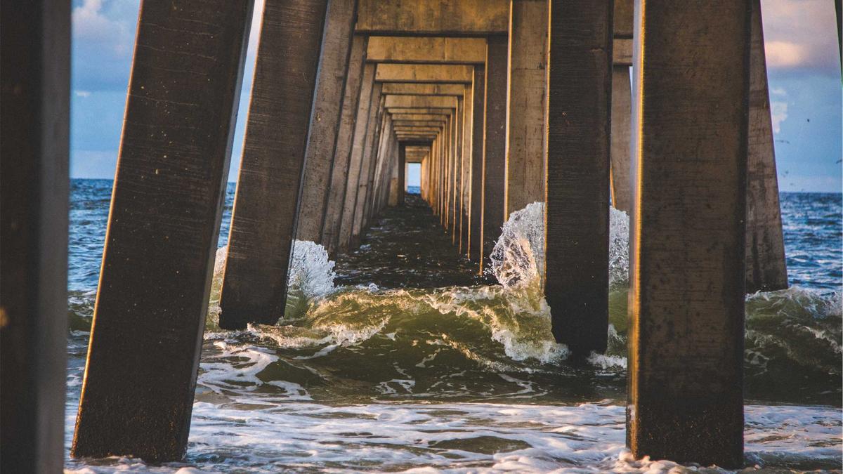 球场草坪科技公司工作人员正在对草坪进行养护,设备先进,操作规范 球场草坪科技公司工作人员正在对草坪进行养护,设备先进,操作规范